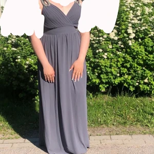 Fest/Balklänning  - Jag säljer min fina balklänning-festklänning använd endast EN gång! Storlek 42 passar även 38. Pris 400kr skriv endast om du är seriös köpare!☺️💕 OBS! Du står för frakt😊