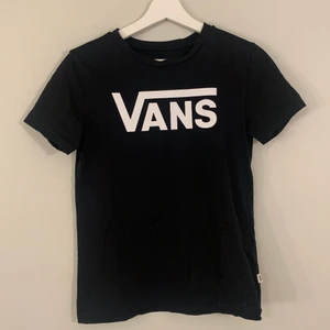 vans tshirt - oanvänd vans tshirt, storlek XS men skulle säga att den mer är som en S/liten M :)