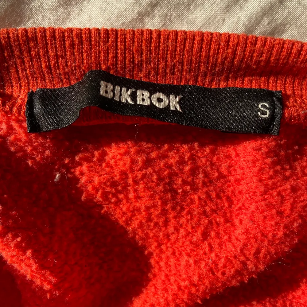 Röd, croppad hoodie från Bik Bok. Använd men i bra skick. ♥️. Hoodies.