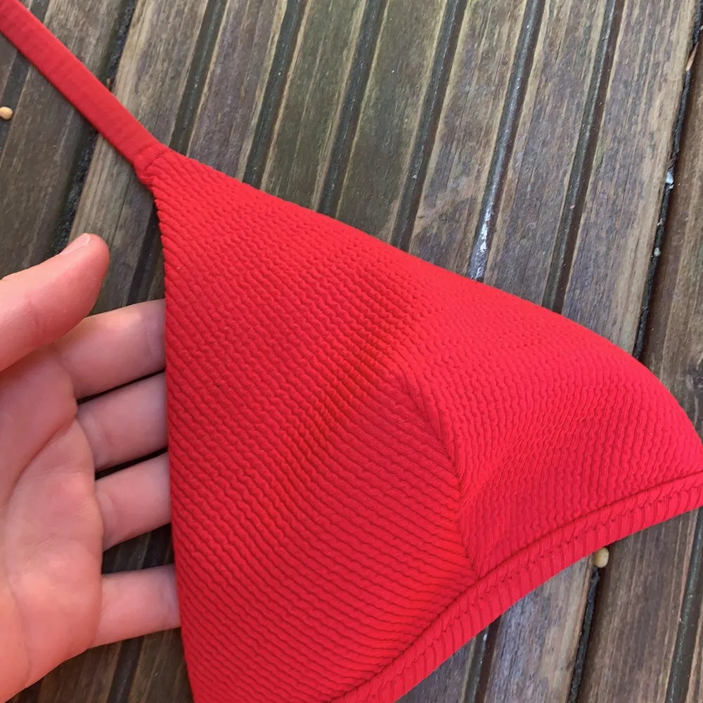 Jättesöt röd bikini stl xs. Superskönt material. Köpt för 400 kr, så superbra material. Säljer för inte kommit till användning. . Övrigt.