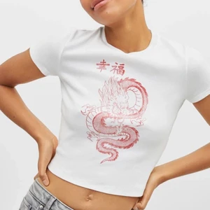 T-shirt från Bershka  - Jättefin t-shirt från Bershka som är slutsåld och ej går att köpa längre. Helt felfritt skick! 