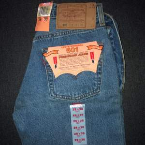 Hejsan! Säljer ett par nya Levis jeans som endast är testade. ♥️🌼 Nypris: 1099 Jeans Modellen: 501 CROP ATHENS DAY TO DAY