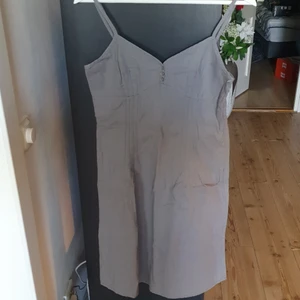 Tre klänningar - Säljer 3 klänningar. Grå klänning storlek 36 oanvänd. Blommig klänning storlek 40 använd 2 gånger. Svart klänning storlek 40 använd 1 gång.  Säljer alla 3 för 400 eller 150 kr st. Endast swish