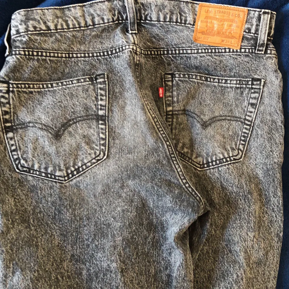 Ett par Levis byxor knappt använda dom ör baggy och väldigt sköna och sitter väldigt bra ny pris 1000 mitt pris 500. Jeans & Byxor.