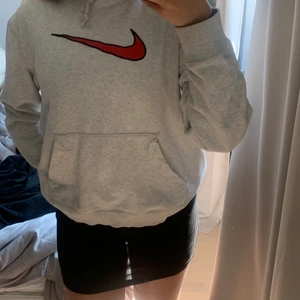 Nike hoodie  - Super fin nike hoodie som inte kommer till användning                             Köpte här på plick för 400kr och jag har använt den en få tal gånger     ✨pris kan diskuteras✨ OBS den är strl L men skulle mer säga S/M