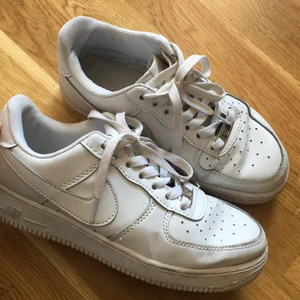 Nike air force 1  - Använda mycket men sitter bra! Måste bara sätta i en liten sula så är de färdiga att använda. Jag skulle gärna behålla men har ett par nya nu.