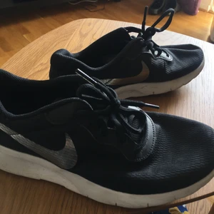 Nike skor  - Fina skor som blivit lite använda men sitter perfekt! Storlek 38 men passar också 37! Jag tvättar innan jag skickar iväg men de ser fina ut redan nu :)