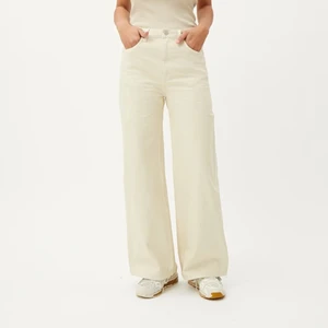 Vita Weekday ACE  - Vita Weekday ACE jeans❤️‍🔥 Sitter skitsnygg och knappt använda så i nyskick! Lite vitare i färgen irl🧚‍♀️ W29 L32, alltså typ M med lite längre ben 💌Nypris 500kr, säljer för 335kr + 45kr för frakt