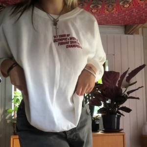 Vintage sweatshirt  - Vintage vit sweatshirt, materialet är väldigt mjuk och mysigt. Tryck i vitt och blått på fråmsidag och vakisidan🦋