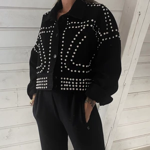 Jeansjacka med nitar oversize - Jeansjacka med nitar. One size