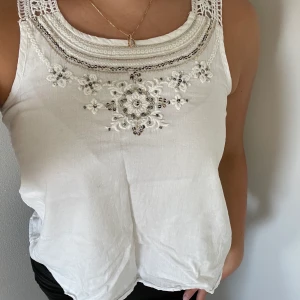 Topp - En fin sommartopp som jag inte har hunnit använda många gånger innan den blev för liten. Storlek XS (kan eventuellt passa  S, men blir lite tight)