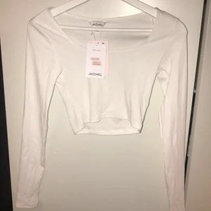 Vit långärmad  - Vit långärmad tröja från Monki i storlek S, helt oanvänd med prislapp kvar💓