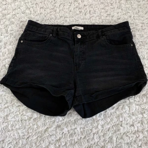 Shorts från H&M - Gråa shorts i fint skick från H&M i str 42. Kan hämtas, mötas upp om i närheten eller levereras, men köparen står för frakt.