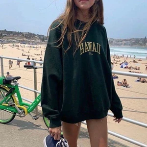 Hawaii sweatshirt  - Funderar på att sälja min Brandy Melville tröja då den knappt kommit till ngn användning än sålänge.. Hur snygg som helst, oversized och väldigt mysig!! Den är i perfekt nyskick!! Första bilden lånad, andra är min❤️ Skickar fler bilder om så önskas! 