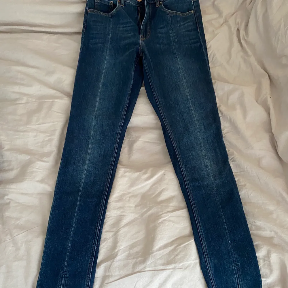 jeans med slit från hm tror jag, från 2018 kanske men aldrig använda då de va lite tajta i midjan på mig. passar nog en xxs-xs. litet hål på knät men syns knappt, kontakta för fler bilder. Jeans & Byxor.