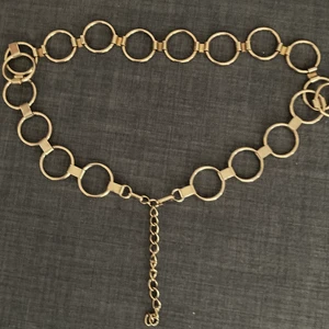 Skärp - Skärp ringar i guld , spänne med kedja som hänger ner . Längd 103 cm . Justerbart . Från Yoox. Använt men inget slitet el synligt . 