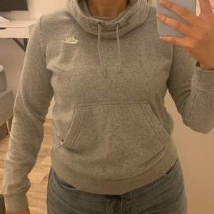 Nike hoodie i storlek M för dam som sällan är använd och är i bra skick, säljs pga att den ej används. Hör av er för fler bilder.