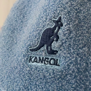 Babyblå kangol hatt -  kangolhatt, lite sliten därav priset