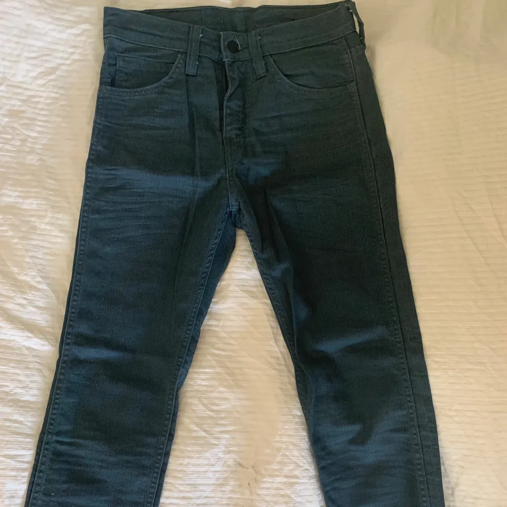 Levis jeans i mörk blå/grön färg. Straightleg. . Jeans & Byxor.