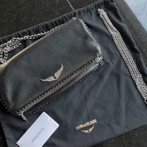 Zadig o Voltaire västa - Intressekoll på min Zadig väska. Köpt här på Plick för 2000, nypris 3500 och jag har endast använt en gång, kan tänka mig att gå ner i pris vid snabb affär😍skriv för fler bilder