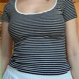 🖤Svartvit-randig T-shirt strl S🖤 - T-shirt med fin passform, bara använd ett fåtal gånger så den är i mycket bra skick!