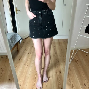 Svart jeanskjol med nitar, 34 - Svart jeanskjol med nitar, 34 (eur)