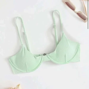 💚Oanvänd mintgrän bikini från shein💚 - 💕Oanvänd bikini från shein💕  Överdelen är i L (liten i storlek så passar S-M).  Underdelen är i S (passar XS-M).  Skriv privat för fler bilder!  OBS överdelen har ej kvar sin vaddering som tillkomm. ⚠️Bikinin är endast testat⚠️ Köparen står för frakten 