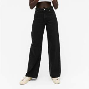 Svarta Yoko jeans från monki använda Max 2-3 ggr🤍 uppsprättade ner till för att bli längre i längden🤍 super bra skick nyköpta för 400kr🤍🤍 