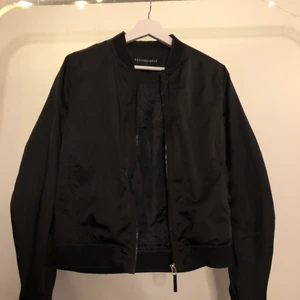 Jacka  - En svart bomberjacka ifrån Sally&circle i stl 34.