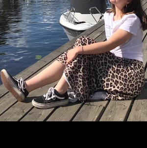 Maxikjol med leopardmönster storlek 32 - Jättefin maxikjol med leopard mönster från H&M. Super lätt och luftigt material. Säljer pga att plagget inte kommer till användning längre. 🐆🐆🐆💕