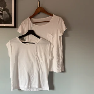 Vit t-shirt  - Två stycken nästan likadana t-shirtar den övre har ingen lapp men är från h&m och borde vara en s den andra är från zara och är i storleken s 