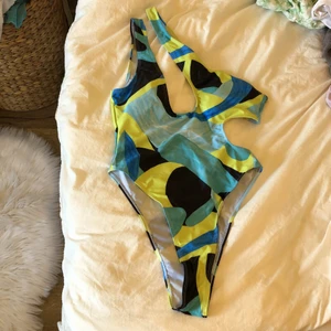 Baddräkt  - Baddräkt, high leg och öppen rygg. Endast testad, säljer pga inte min stil. Storlek L men lite liten i storleken så passar även S-M. Köparen står för frakten.