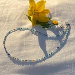 Jättefint hemmagjort halsband gjort på glaspärlor! Kunden står för frakten❤️