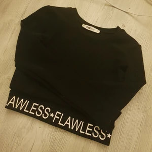 Svart magtröja - En svart långärmade magtröja med en texten                            ☆FLAWLESS☆