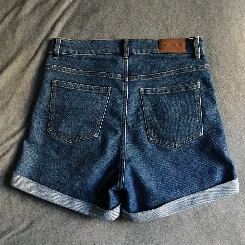 High waist denim shorts ifrån Monki, storlek 30. Lite stretch också. Nyskick! Köparen står för frakt . Shorts.