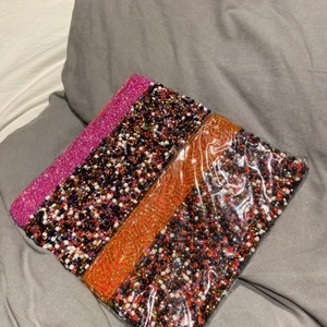 Pennskrin/miniväska - Säljer två superfina små väskor som kan användas som en pennskrin. Den oranga är helt oöppnad och jag har dessutom inte haft någon större nytta av dom här två väskorna, väskorna är runt 20cm långa och ca. 10 cm breda. Köpte båda väskorna för 50kr styck. Mitt pris 25kr styck(inklusive frakt) Priset går alltid att diskutera!