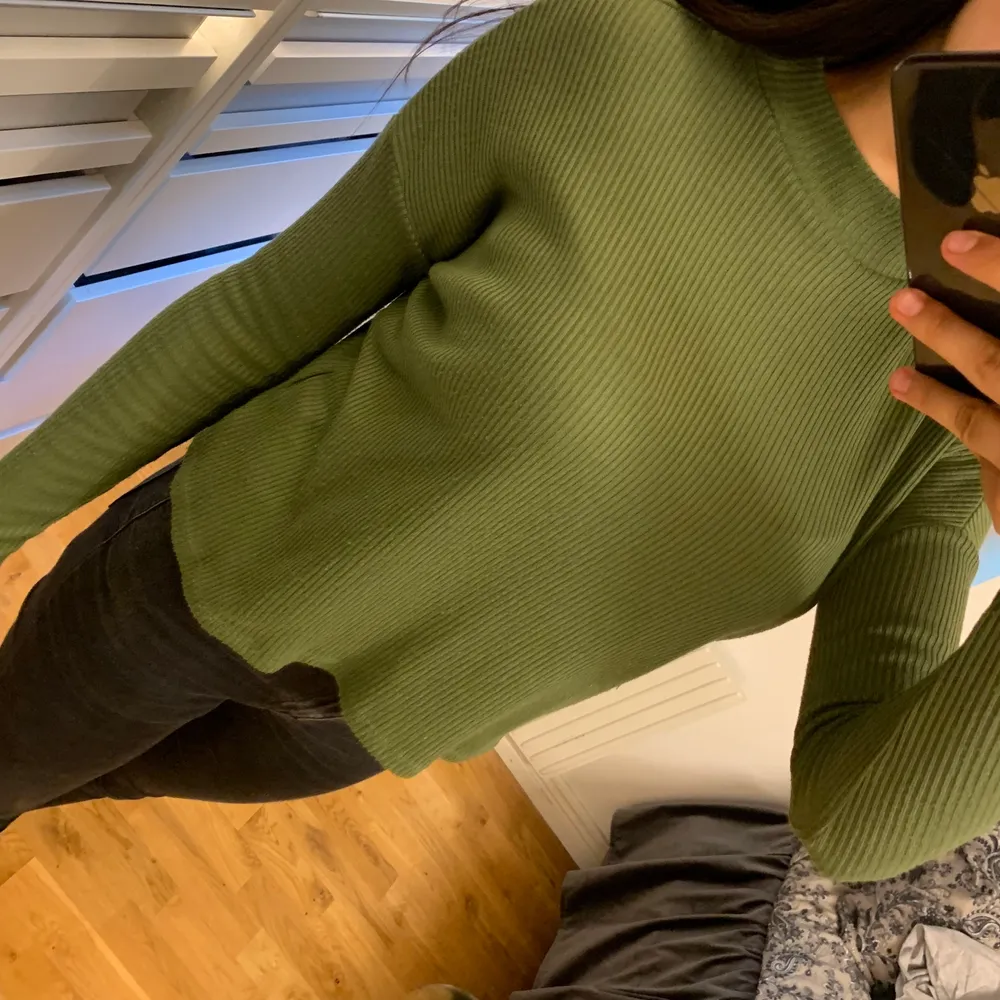 Militärgrön tröja med polokrage i storleken Xs.. Tröjor & Koftor.