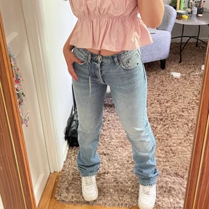 Mid rise straight jeans💕 - Oanvända blåa Mid Rise Straight jeans från Zara💖💖Slutsålda på hemsidan. Storlek 38, lite små i storleken och drf jag säljer! Möts helst upp men kan frakta via postnord för 66kr (du står för fraktkostnaden)