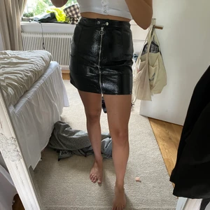 Kjol  - Kjol från GinaTricot i strl M. Använd endast 2 gånger. Det va ett litet hål på den som jag sydde men inget som man tänker på eller syns. Frakt tillkommer 