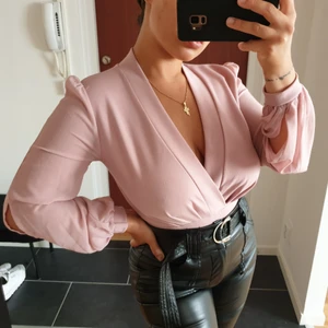 ROSA BODY - En fin rosa body! Storlek 36! Går att använda till det mesta! Endast testad! Köparen står för frakt!