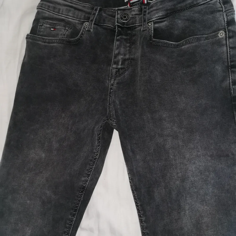 Tommy hilfiger jeans, oanvända, storlek 164, utsvängda nertill, köpte för 350kr och säljer för 250kr. Jeans & Byxor.