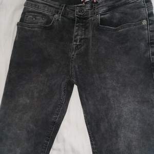 Tommy hilfiger jeans, oanvända, storlek 164, utsvängda nertill, köpte för 350kr och säljer för 250kr
