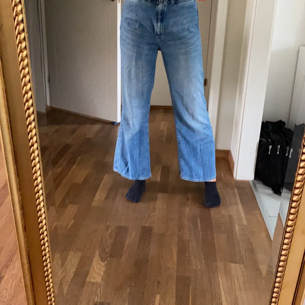 jeans i bra skick från H&M, storlek ca 40 💗 köparen står för frakten 🚛💗. Jeans & Byxor.