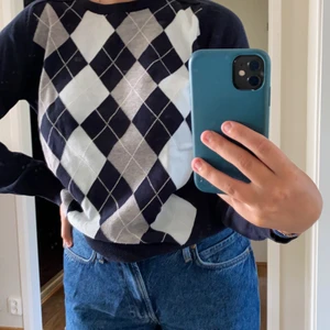 Rutig tröja  - säljer denna fina stickade tröjan med rut detaljer. Storlek XS ungefär💖💗 köparen står för frakt! kolla in mina andra plagg på min sida💙