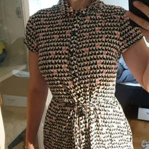 NO NAME klänning strl xs/s, pris går att prata om. Kan mötas upp i Linköping. - Tunn klänning med fint mönster.