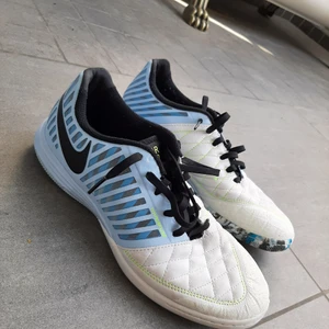 Nikes Lunar Gato inomhusskor - Ett par Lunar Gato inomhusakor från Nike. Använda några gånger, men bara inomhus, vilket gör att skorna är i ett bra skick. Säljes pågrund av att skorna är försmå. Nyskick:599 Säljes för: 199kr Storlek 44. Köparen står för frakten