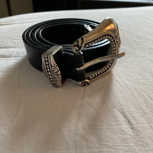 Snyggt skärp - Snyggt skärp ifrån ginatricot, har gjort flera hål för de va för stort för mig, storlek XS - S. Använt ganska mycket så har lite slitningar på sidan. Köpare står för frakt, tar Swish.