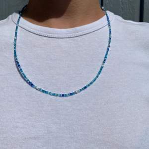 Supergulligt och trendigt hemmagjort halsband gjort av glaspärlor. Köparen står för frakt!💐