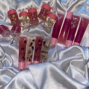 Läppglans/läppoljor💕 - Just nu säljer jag massa egentillverkade läppglans, detta är en sommar kollektion💕 På andra bilden ser ni läppoljor, dessa läppoljor återfuktar dina läppar och gör de mjuka och fina, de hjälper mot torra och spruckna läppar och vårdar de på ett fint sätt❣️ Oljorna kostar 40kr+12kr frakt, läppglansen ni ser på första bilden återfuktar dina läppar och ger dina läppar ett fint glans, även dessa hjälper mot torra och spruckna läppar, priserna varierar på alla olika tuber. Jag har i oljor som: Jobsolja, vitamin E olja, avokado olja, kokosnöt olja och mandelolja. Allt är såklart veganskt och icke djurtestade 🍀🌱 De är bara att skriva till mig om ni är intresserade så säger jag pris på alla läppglans, frakten på allt är 12kr, ❤️ Vid fler frågor är det bara att skriva, ha en bra dag puss!