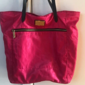 Victoria’s secret rosa väska mellanstor - Cerisrosa victoria’s secret väska. Mellanstor. Leopardmönster på insidan. Läder band. Två små fack och ett stort med dragkedja på insidan, samt ett stort fack med dragkedja på utsidan. Bra skick.